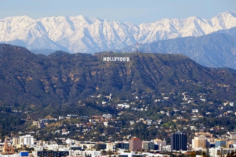 Netradiční pohled na Hollywood s nezvykle zasněženými vrcholky hor za městem.
