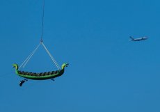 Do důchodu. Loď Sea Dragon, atrakci z Pacific Parku v Santa Monice, převáží 9. března vrtulník během její cesty „do důchodu“ na místě v okrese Ventura v Kalifornii. Dračí loď během 30 let své činnosti přepravila více než 12 milionů lidí.