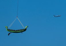 Do důchodu. Loď Sea Dragon, atrakci z Pacific Parku v Santa Monice, převáží 9. března vrtulník během její cesty „do důchodu“ na místě v okrese Ventura v Kalifornii. Dračí loď během 30 let své činnosti přepravila více než 12 milionů lidí.