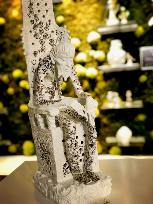 Nejcennější jsou ale unikátní díla, kterých v přímo ve státní fabrice najdete spousty.