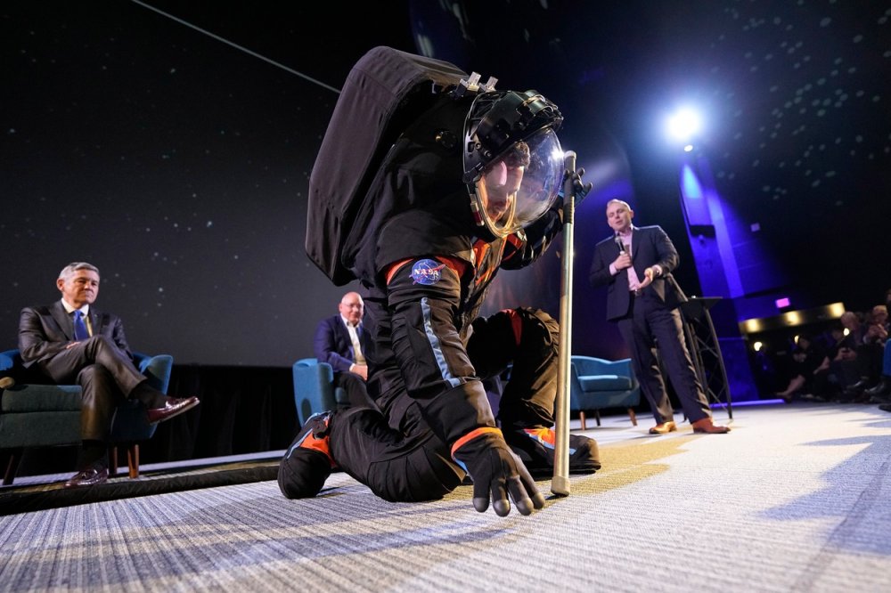 Hlavní inženýr Axiom Space Jim Stein předvádí prototyp skafandru ve středu 15. března 2023 v Houstonu.