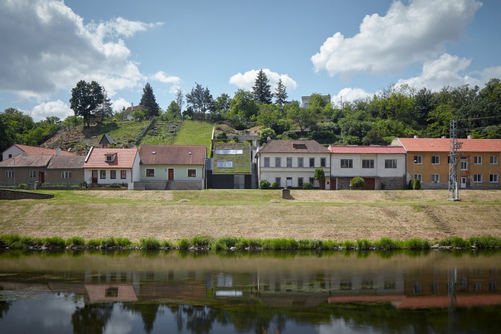 Tento rodinný dům vznikl v proluce mezi domy původní zástavby.