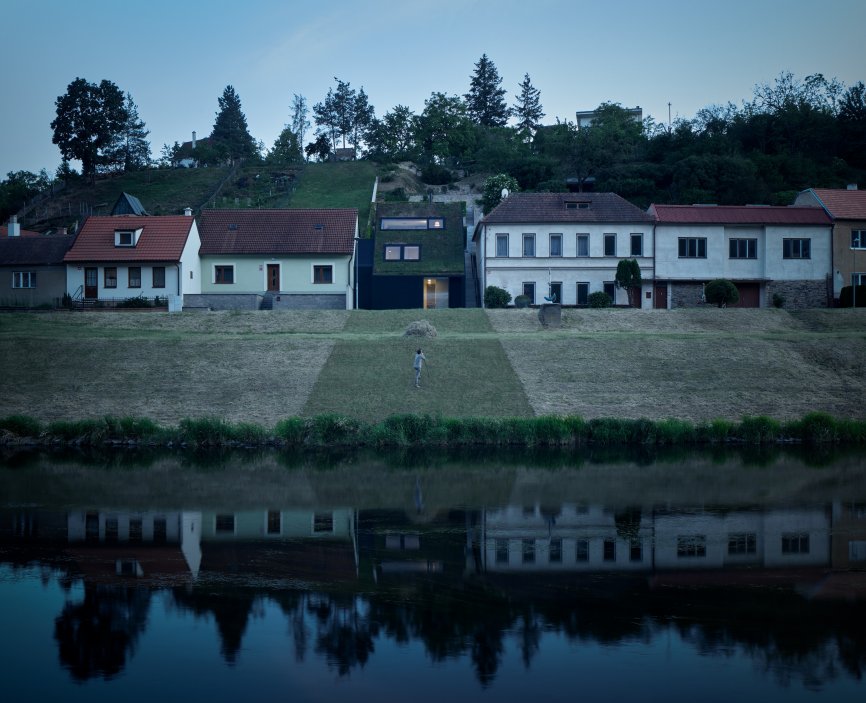 Navrhlo ho studio Kuba & Pilař architekti.