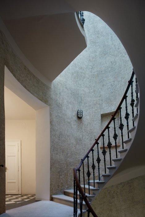Nové podlahy, na níž architekti využili minimalistickou estetiku betonové stěrky, jsou například v románských sklepích.