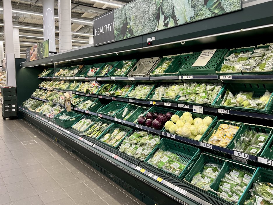 Oddělení ovoce a zeleniny v britských obchodech jsou opět plná.