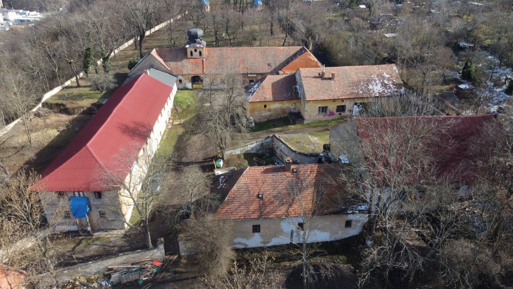 Usedlost Cibulka v pražských Košířích by první pacienty měla přivítat v říjnu 2026. (na snímku aktuální stav)