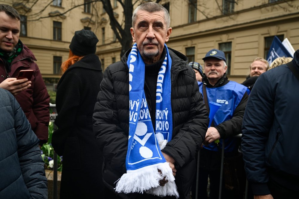 Demonstrace odborového svazu KOVO proti důchodové reformě a emisní normě Euro 7 se 29. března 2023 před Strakovou akademií v Praze zúčastnil i šéf hnutí ANO Andrej Babiš, neformálně oblečen v bundu značky Prada..