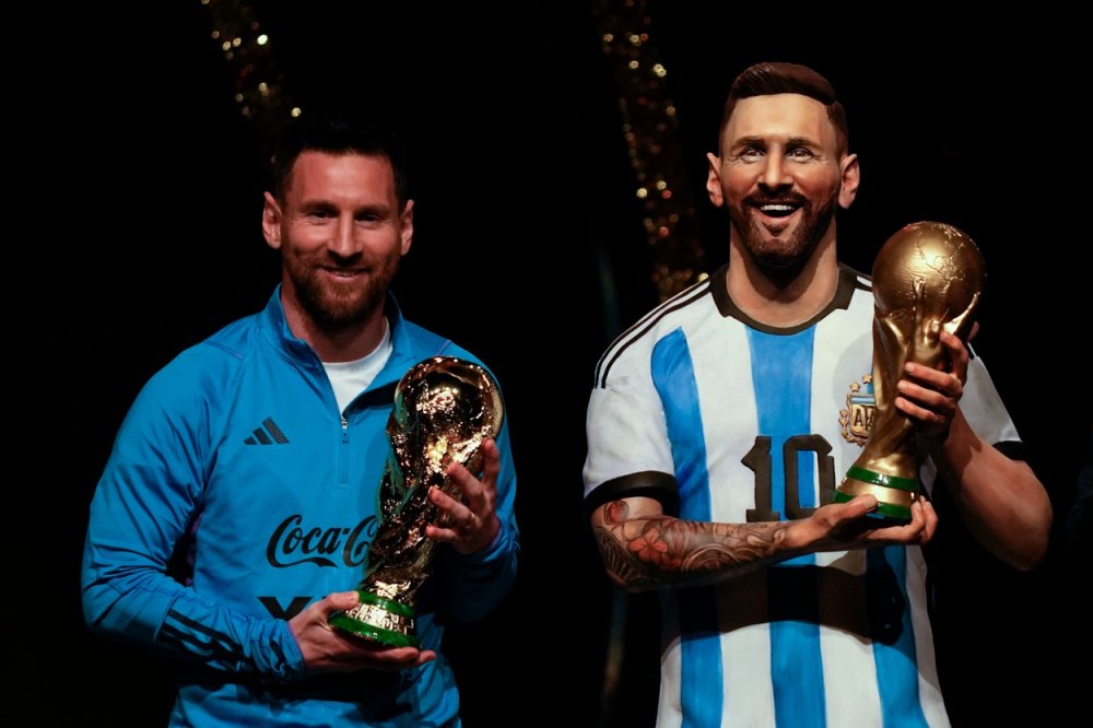 Argentinská fotbalová hvězda Lionel Messi drží repliku vítězné trofeje z loňského mistrovství světa ve fotbale v Kataru vedle své sochy s kopií sošky. Stalo se tak 27. března v hlavním městě Paraguaye Asunciónu během losování skupinové fáze jihoamerického Poháru osvoboditelů, klubové fotbalové soutěže podobné evropské Lize mistrů.