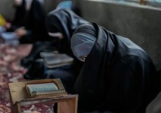 Kašmírská muslimská dívka pozoruje fotoaparát při své návštěvě hodiny recitace Koránu během postního měsíce ramadánu ve Šrínagaru na území Kašmíru ovládaného Indií v neděli 26. března 2023. Muslimové po celém světě nyní dodržují svatý postní měsíc ramadán.