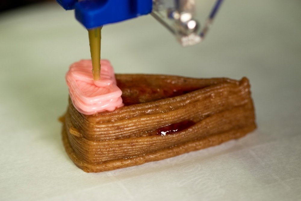 Závěrečná úprava dezertu vytvořeného 3D tiskárnou.