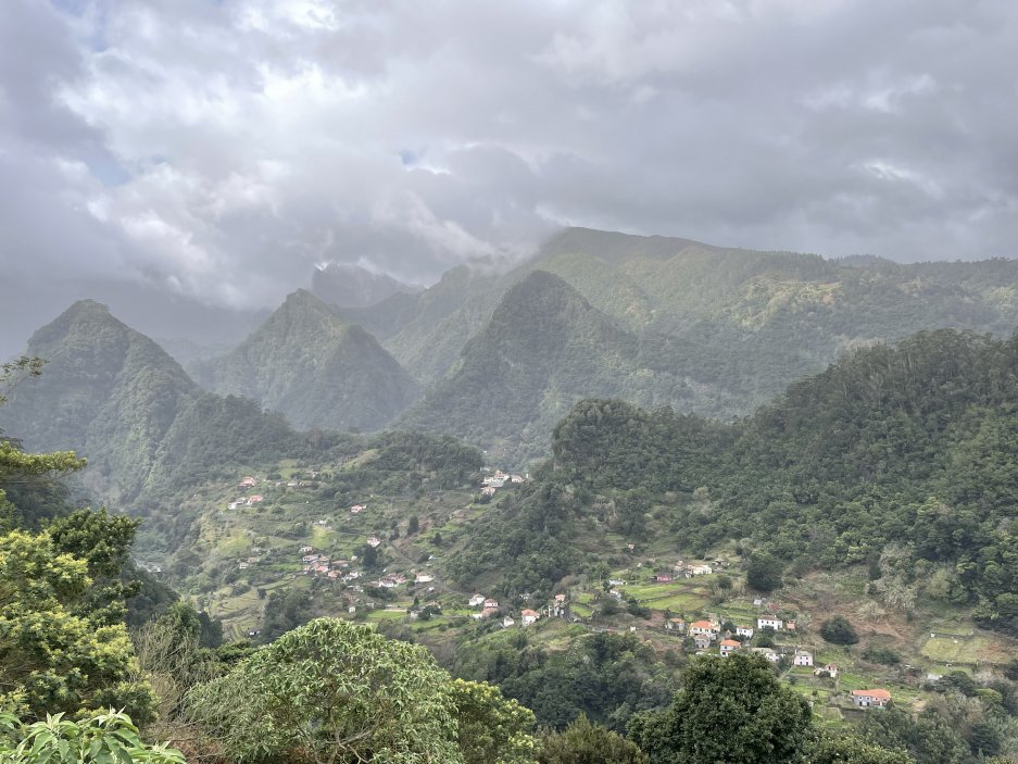 Madeira je hornatý ostrov vulkanického původu o rozloze pouhých 800 kilometrů čtverečních ležící uprostřed Atlantického oceánu. 