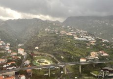 Strmé skály a hory se zdvihají na mnoha místech Madeiry už přímo od pobřeží. Hotely, které má ale v nabídce cestovní kancelář Čedok, jsou na to připravené a mají u oceánu i bazény. 