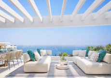 Cena nemovitostí na pobřeží Costa del Sol je zhruba poloviční, než cena obdobné nemovitosti v Praze. Speciální segmentem jsou luxusní rezidence a vily za miliony eur.
