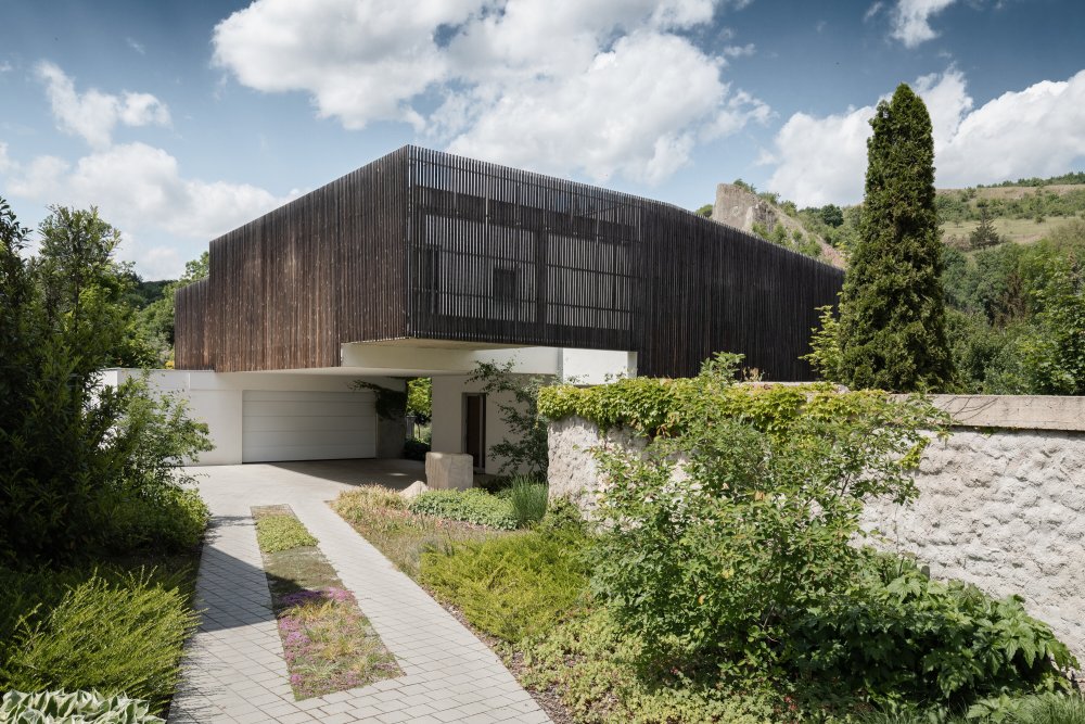 Na pomezí dvou světů, městského a přírodního, stojí dům od architektů ze studia RO_AR Szymon Rozwalka architects.