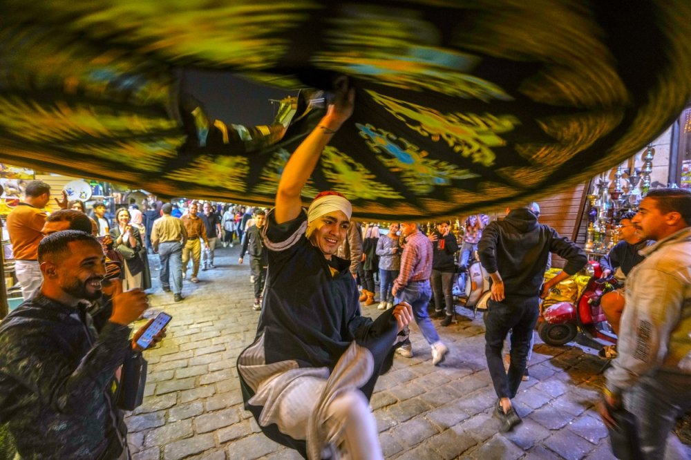 Tančící derviš během tradičního představení během svatého měsíce ramadánu na ulici Al Muezz v Káhiře, Egypt, úterý 4. dubna 2023.