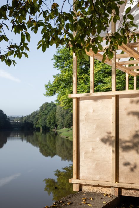 Architekti pracovali s jednoduchým konstrukčním principem spojování dřevěných prvků.