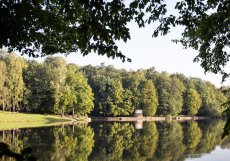 Dřevěná konstrukce - Tea House Pavilion - na břehu těšínské přehrady Hrabinka je dílem studentů architektury pod vedením slovenského ateliéru Grau.