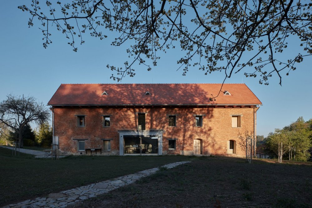 Z objektu, který během 20. století utrpěl nekvalitními stavebními zásahy, architekti zachovali původní obálku.