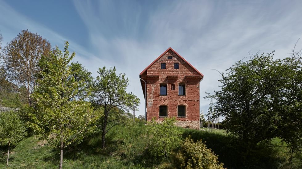 Z někdejšího hospodářského stavení, postaveném v 17. století, vznikl pod taktovkou architektů ze studia ORA penzion.