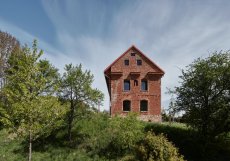 Z někdejšího hospodářského stavení, postaveném v 17. století, vznikl pod taktovkou architektů ze studia ORA penzion.