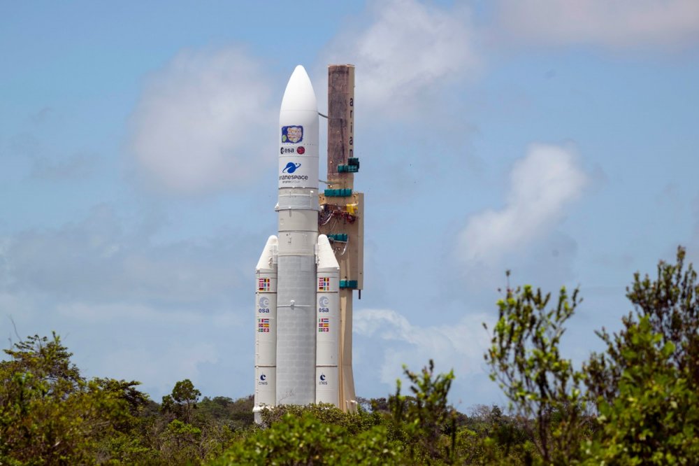 Raketa Ariane 5 s obří sondou Juice čeká na svůj start. Cílem družice je Jupiter a jeho měsíce