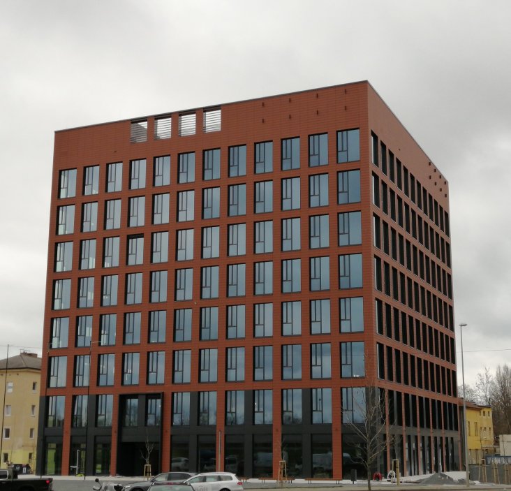 Hrubá stavba Red Court v Karlíně má nového majitele. Je jím realitní společnost BBRE
