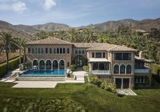 Cher prodává neorenesanční sídlo na Malibu. I přes slevu vyjde na půldruhé miliardy.