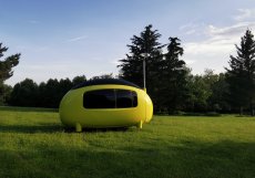 Ecocapsule.Moderní designový domek v minimalistickém stylu startuje na částce kolem jednoho milionu korun. Maximální svobodu přináší domky na kolech ve variantě offgrid, tedy ty nezávislé na inženýrských sítích, třeba se solárním panelem na střeše.  