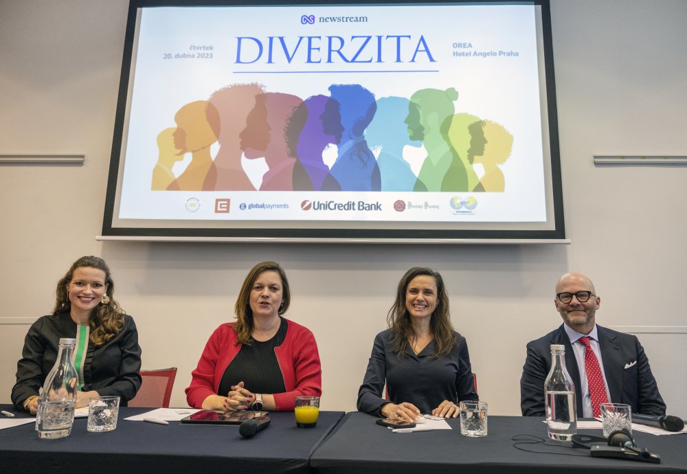 Zleva: Moderátorka Eva Čerešňáková, Pavlína Kalousová, Michaela Chaloupková a Marco Iannaccone