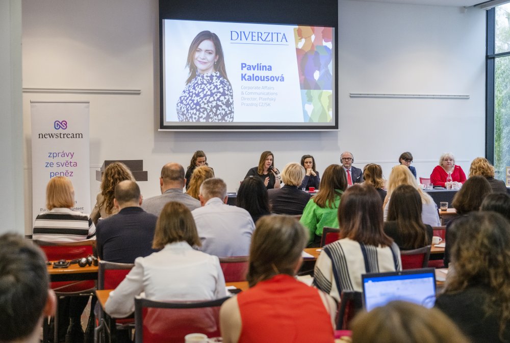 Změnit DNA, přenastavit vnitřní procesy a naladit myšlení všech zaměstnanců. To jsou klíčové kroky, kterými firmy musejí projít, aby se jim podařilo proměnit se v moderní podniky 21. století. Na tom se shodli zástupci UniCredit Bank, Pilsner Urquell, ČEZ či Global Payments na akci pořádané byznysovým portálem newstream.cz.