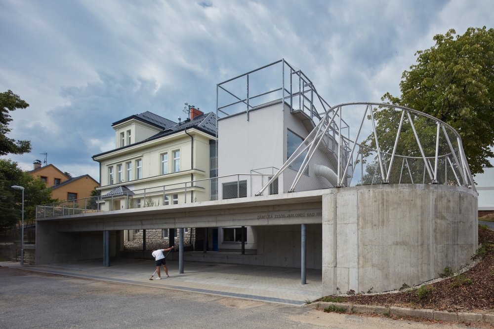 Hravou podobu školce v Jablonci nad Nisou vtiskli architekti z libereckého studia Mjölk. K zrekonstruované historické budově navrhli dostavbu.