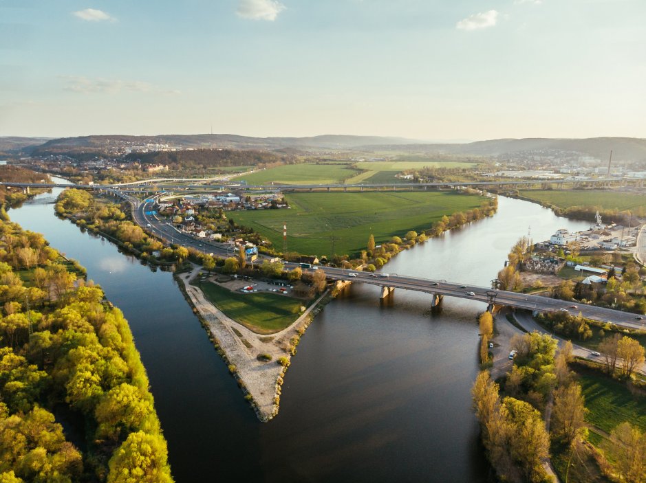 Říční niva na soutoku Berounky a Vltavy na jižní hranici Prahy má rozlohu přes 1 300 hektarů.