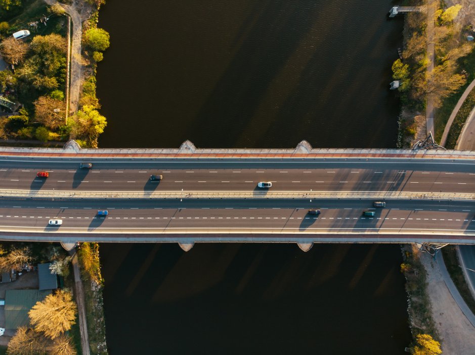 Území, dílčí nekoordinované zásahy zatím spíš ničily zdejší krajinu, je rozděleno mezi pět městských částí a město Černošice. 