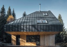 Víkendový dům v Krušných Horách navrhl architekt David Zámečník. Objekt má aerodynamický tvar. Přičemž sklon střechy byl zvolen záměrně kvůli zimním povětrnostním podmínkám.