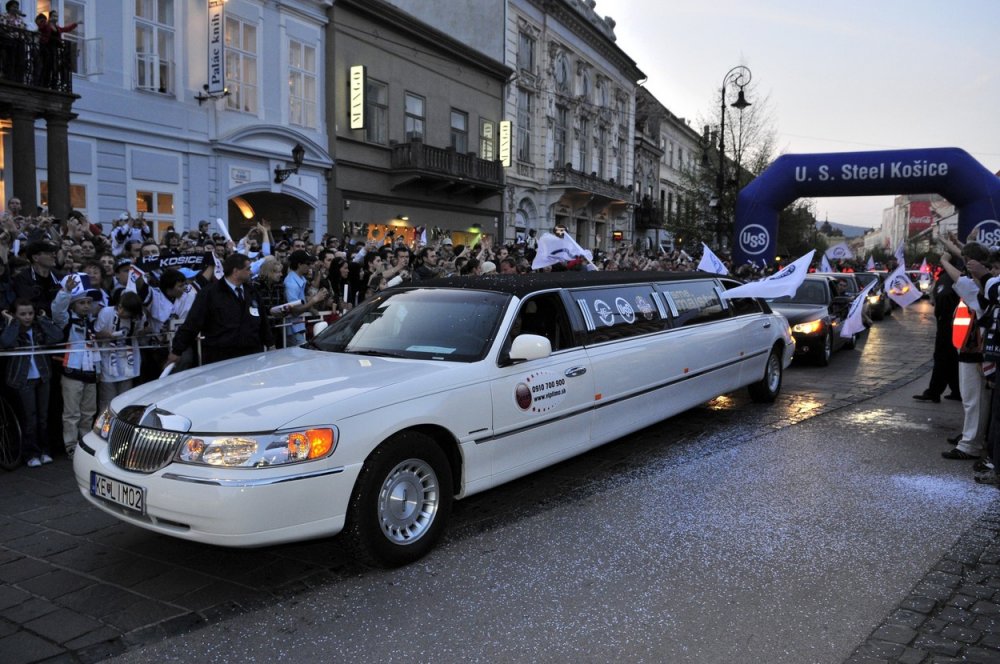 Za přispění limuzíny slavili mistrovský titul v roce 2009 hokejisté HC Košice.