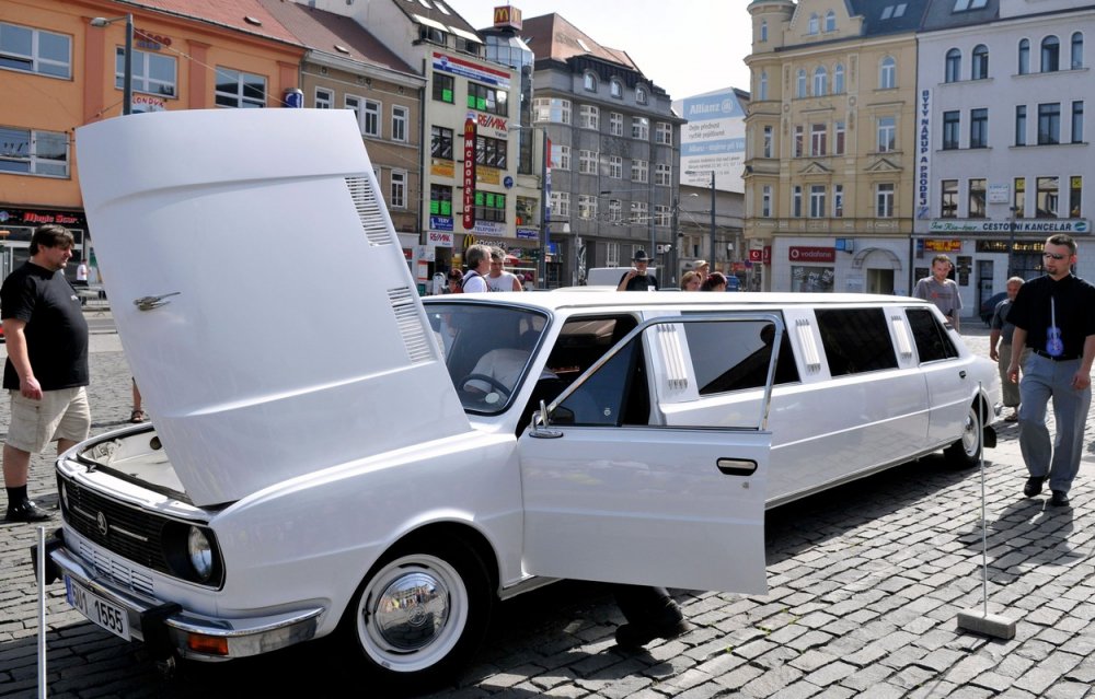 Celkem 7,2 metru dlouhá limuzína ze Škody 105, jak se prezentovala na akci Ústí se baví v Ústí nad Labem v roce 2008..