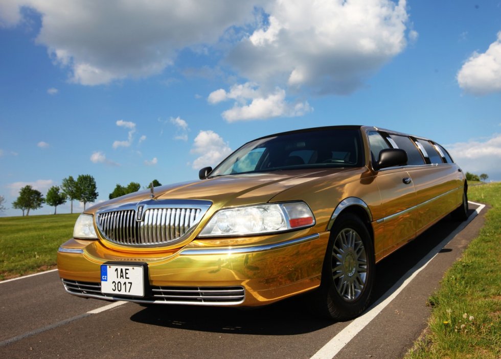 V Česku od května 2016 jezdila první zlatá limuzína značky Lincoln. Jednalo se o evropskou raritu.