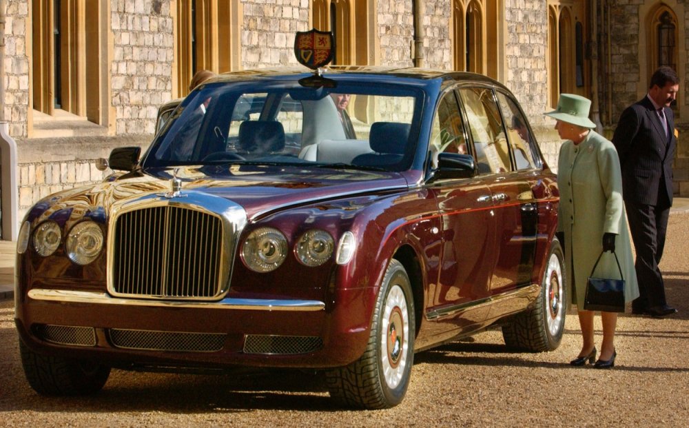 Britská královna Alžběta II. si prohlíží ve svém venkovském sídle Windsor novou limuzínu značky Bentley, kterou dostala 29. května 2002 u příležitosti oslav padesátého výročí jejího nástupu na trůn. Automobil, stejně jako všechna další královská vozidla, neměl poznávací značku, na střeše byl však připevněn osobní erb panovnice.