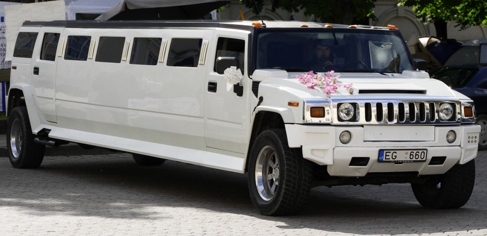 Asi posledním pokusem vzkřísit slávu dlouhých limuzín byla snaha propojit je s SUV, jako v případě Hummera.