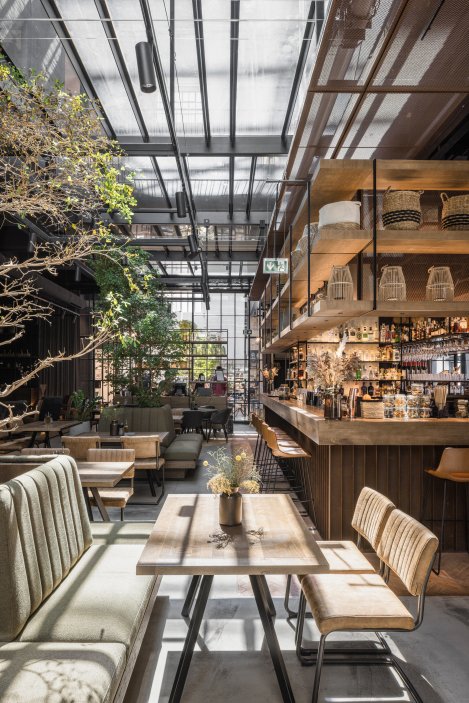 Industriální minulost připomněli architekti například použitým materiálem.
