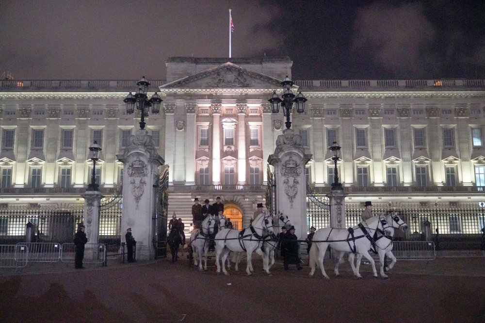 Buckinghamský palác ve Westminsteru, Londýn - V 19. a 20. století byl palác rozšířen a přebudován. A právě sem se pak přestěhovala ještě malá princezna Alžběta v době, kdy se její tatínek stal králem. Jde o oficiální rezidenci královské rodiny, současný král Karel III. ale stále ještě pobývá v Clarence House, kde bydlí od roku 2002.