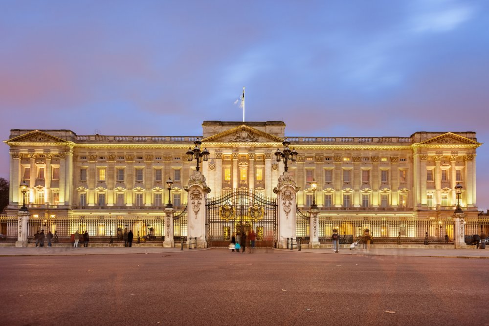 Buckinghamský palác ve Westminsteru, Londýn - Původně se jednalo o městský dům postavený v roce 1703, který v roce 1761 odkoupil král Jiří III. pro královnu Charlottu. Oficiální královskou rezidencí se stal ale až v roce 1837 s nástupem královny Viktorie na trůn.