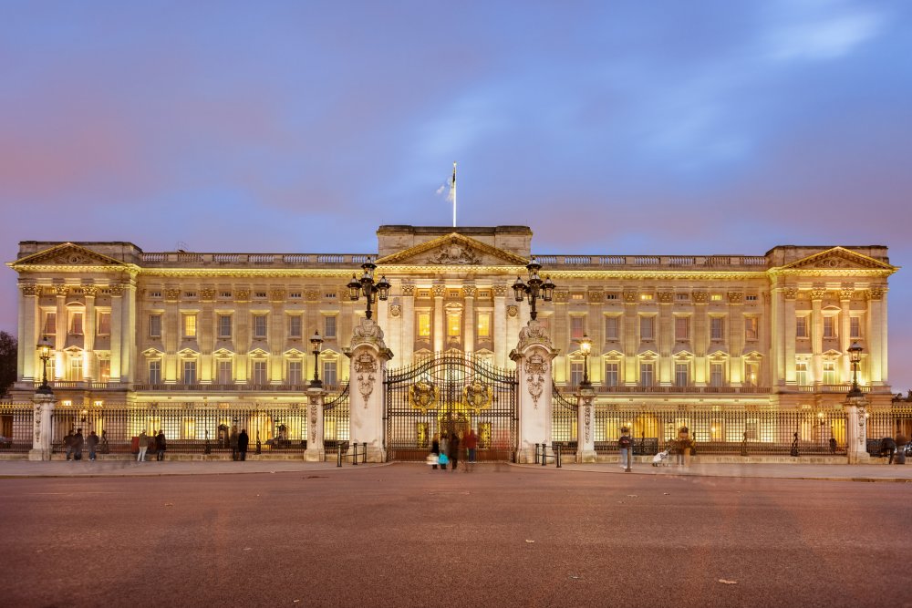 Buckinghamský palác ve Westminsteru, Londýn - Původně se jednalo o městský dům postavený v roce 1703, který v roce 1761 odkoupil král Jiří III. pro královnu Charlottu. Oficiální královskou rezidencí se stal ale až v roce 1837 s nástupem královny Viktorie na trůn. 