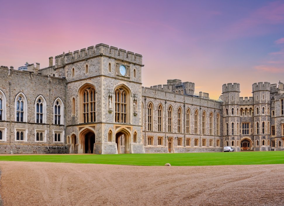 Hrad Windsor při západu slunce, Velká Británie -  nejstarší a největší obývaný hrad na světě. 