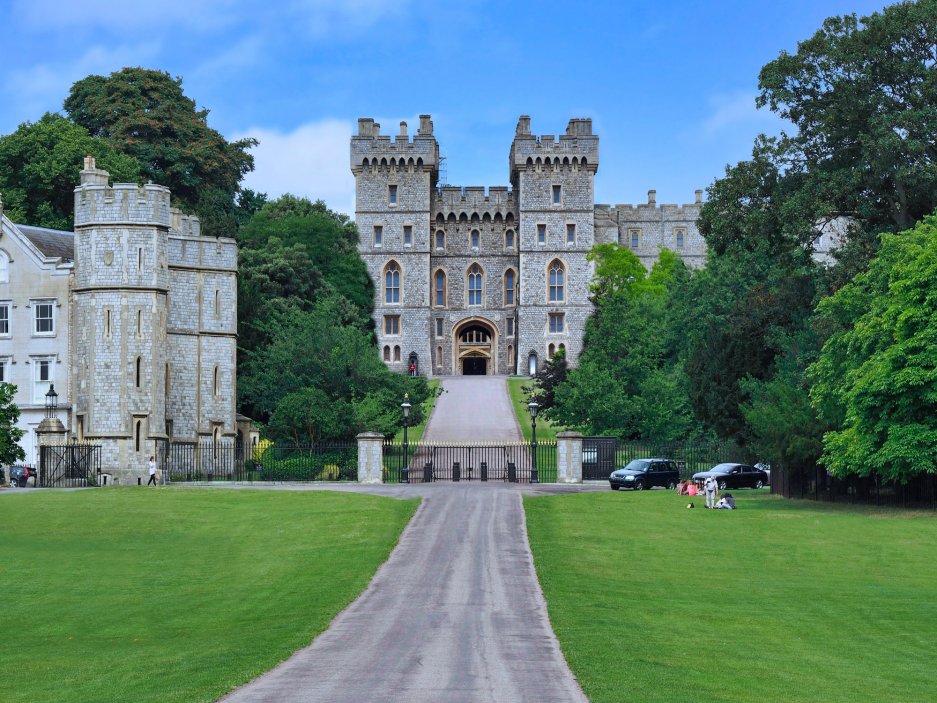 Hrad Windsor, vchod z Dlouhé stezky - Oblíbené sídlo královny Alžběty II. Královna zde pobývala většinu soukromých víkendů a pravidelně i celý jeden jarní měsíc a jeden celý červnový týden, protože se tu účastnila Royal Ascot a předávání Podvazkového řádu.