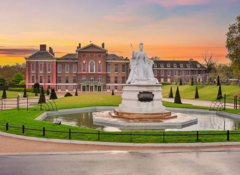 Kensingtonský palác při západu slunce, Londýn - Tento královský palác má velký historický význam, byl oblíbeným sídlem po sobě jdoucích panovníků až do roku 1760 a byl rodištěm a domovem z dětství královny Viktorie.
