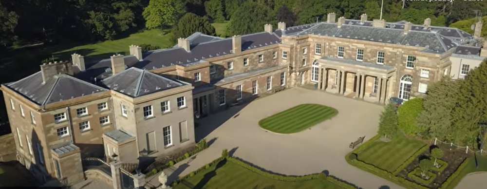 Fontána a nádvoří paláce Holyrood. Edinburgh, Skotsko, Spojené království.