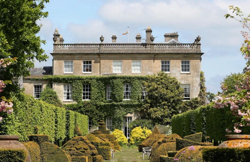 Hlavní rodinné sídlo, Highgrove House v Gloucestershire Král Karel III. koupil v roce 1980 ještě před svatbou s princeznou Dianou. Na svých zdejších pozemcích vybudoval ekologickou farmu, zrenovoval celý dům a často zde se svými syny pobýval. 