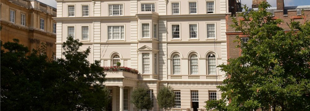 Clarence House – byl od roku 2002 po 20 let oficiálním londýnským sídlem Krále Karla III. a královny Kamily. Během své historie prošel Clarence House mnoha změnami, které odrážely změny v obsazení v průběhu téměř dvou století. Od roku 1953 až do roku 2002 byl londýnským sídlem královny Alžběty, královny matky, a po svatbě v roce 1947 také domovem královny, tehdy princezny Alžběty, a vévody z Edinburghu. Dnes je Clarence House oficiálním londýnským sídlem prince z Walesu a vévodkyně z Cornwallu.