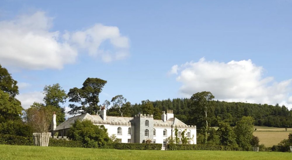 Restormel Manor, Cornwall - Další ze sídel krále Karla ze šestnáctého století se honosí příjemnými interiéry od Annabel Elliotové, čítá devět ložnic a umožňuje ubytování až 18 osob. Nemovitost tvoří tři křídla a v každém z nich je samostatná kuchyně a vlastní vchod. Jeho součástí je rostlinná školka založená na konceptu trvalé udržitelnosti. Zámeček je centrem místní komunity a v jeho areálu je rovněž krytý bazén a tenisový kurt.